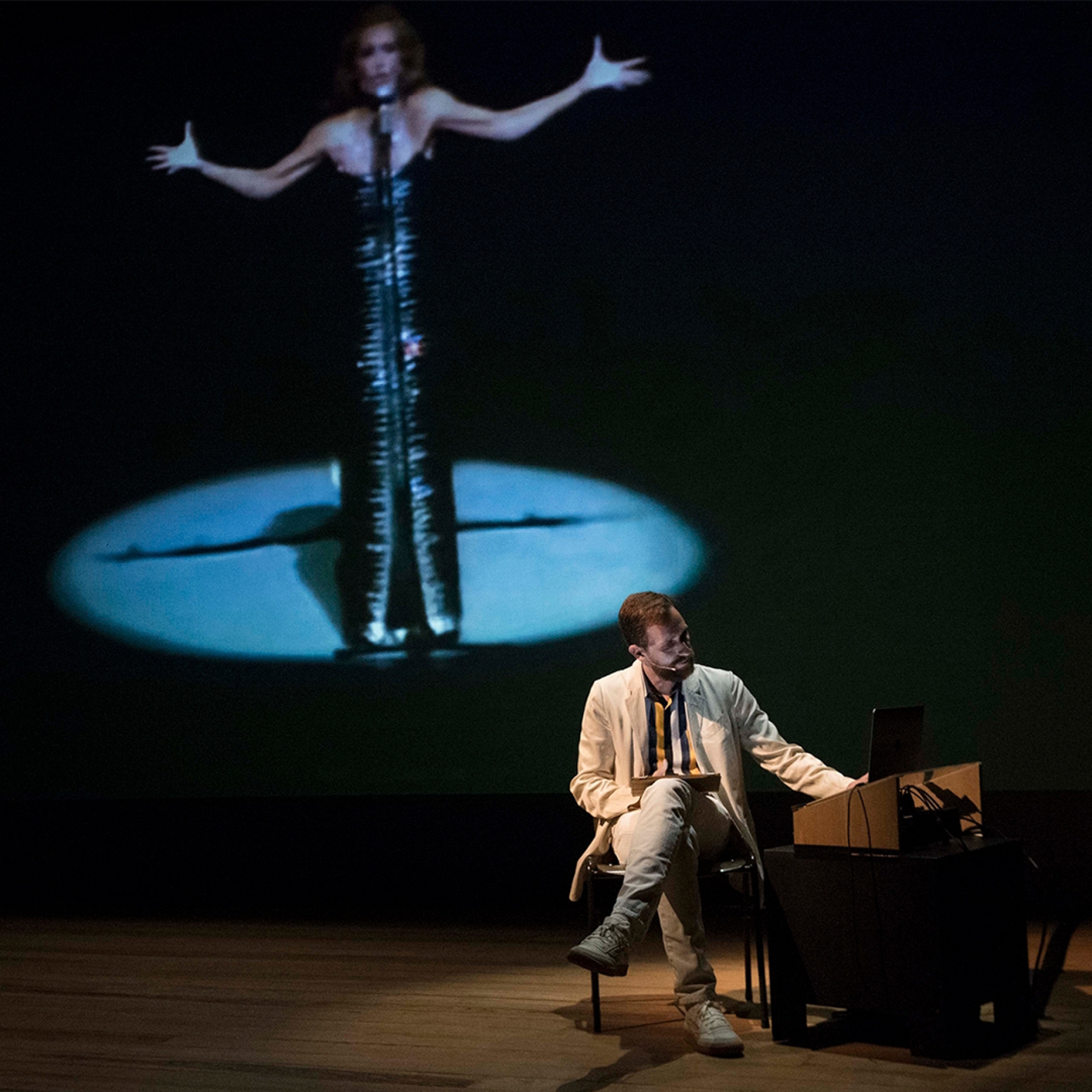 photo fond Dying on stage - Christodoulos Panayiotou